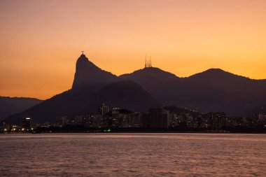Guanabara Körfezi, Rio de Janeiro, Brezilya 'dan Corcovado ve dağların manzarası