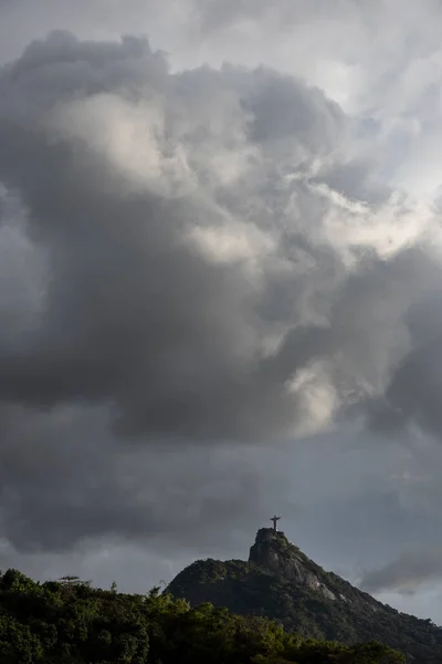 Piękny Widok Chrystusa Odkupiciela Statua Zielonym Szczycie Góry Ciężkimi Szarymi — Zdjęcie stockowe