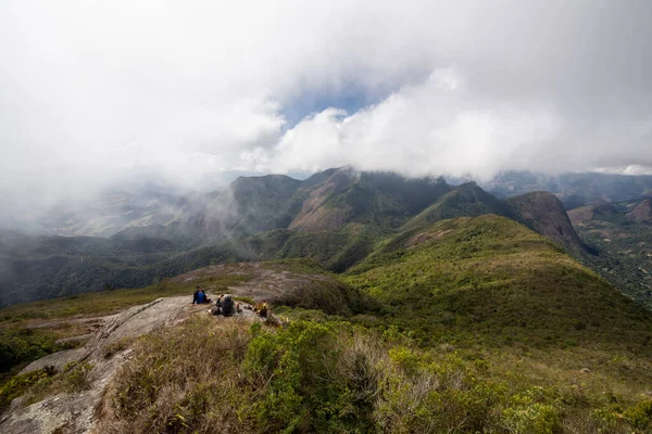 Bela Vista Pessoas Caminhando Montanhas Floresta Tropical Perto Rio Janeiro — Fotografia de Stock