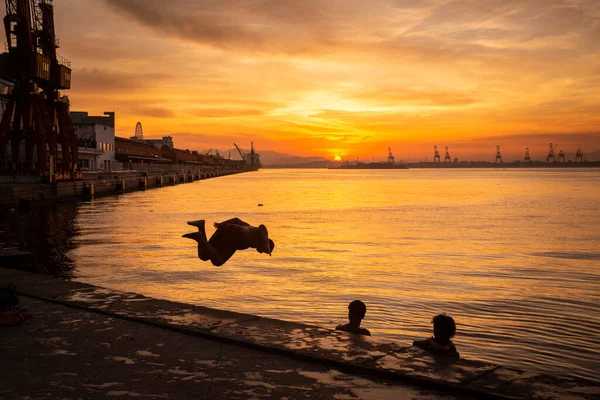 Hermosa Vista Atardecer Del Niño Local Saltando Sobre Agua Del —  Fotos de Stock