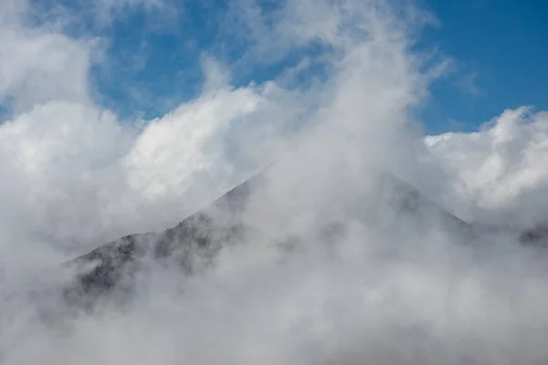 Hermosa Vista Las Verdes Montañas Selva Tropical Bajo Las Nubes —  Fotos de Stock
