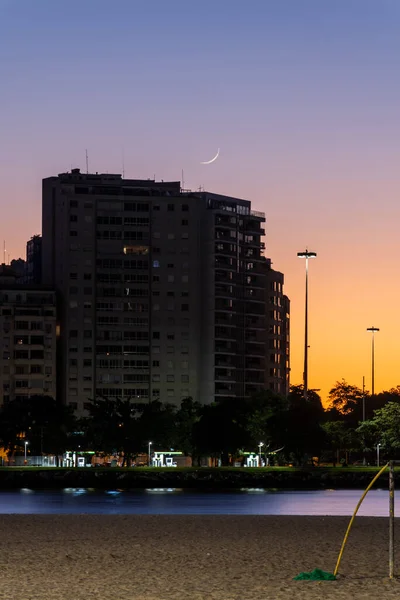 Hermosa Luz Del Amanecer Vista Edificio Luna Nueva Saliendo Praia — Foto de Stock