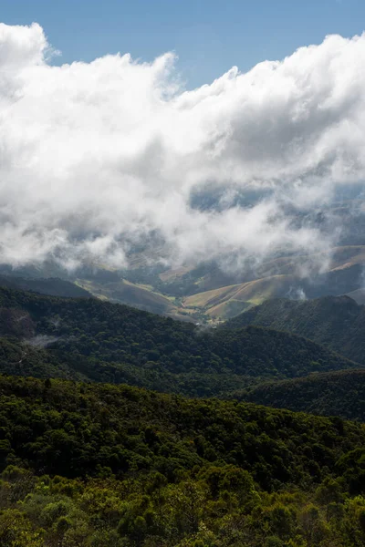 Hermosa Vista Las Verdes Montañas Selva Tropical Bajo Las Nubes — Foto de Stock