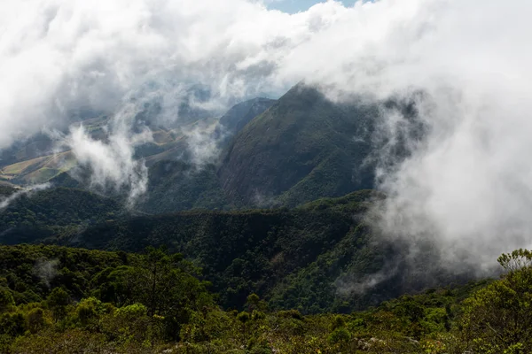Hermosa Vista Las Verdes Montañas Selva Tropical Bajo Las Nubes — Foto de Stock