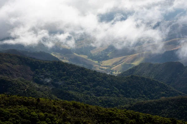 Bela Vista Montanhas Verdes Sob Nuvens Perto Rio Janeiro Brasil — Fotografia de Stock