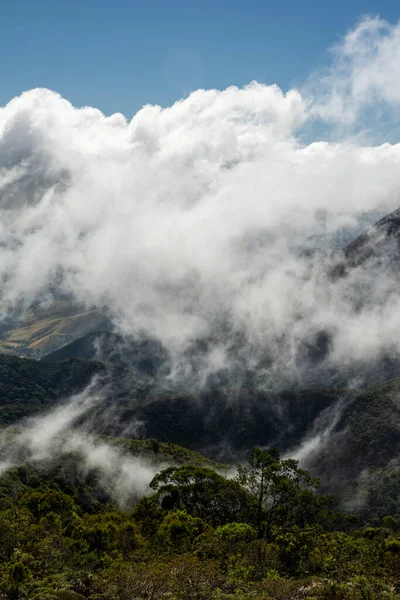 Prachtig Uitzicht Groene Regenwoudbergen Onder Wolken Nabij Rio Janeiro Brazilië — Stockfoto