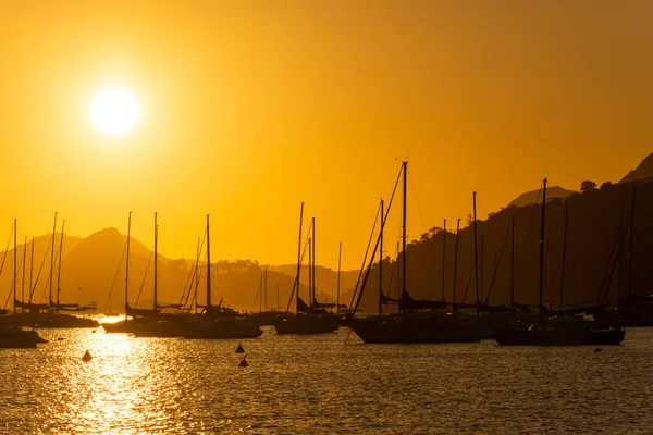美しい日の出光とプライア ボタフォゴ ジャネイロ ブラジルからボートや山を航海するビュー — ストック写真
