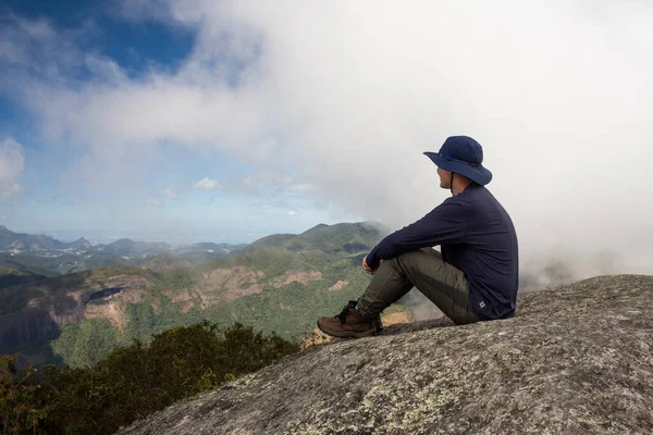 Bela Vista Jovem Adulto Caminhando Nas Montanhas Floresta Tropical Perto — Fotografia de Stock