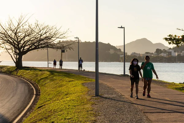 Bela Luz Manhã Com Pessoas Exercitando Pista Ciclismo Perto Praia — Fotografia de Stock