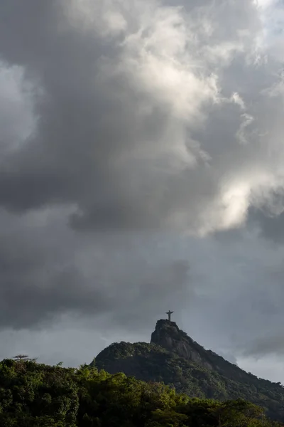 Krásný Výhled Sochu Krista Vykupitele Zeleném Vrcholu Hory Těžkými Šedými — Stock fotografie