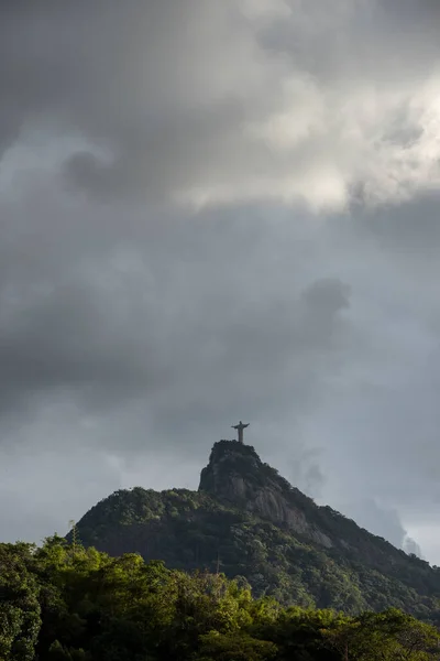 Bella Veduta Cristo Redentore Statua Sulla Cima Verde Delle Montagne — Foto Stock