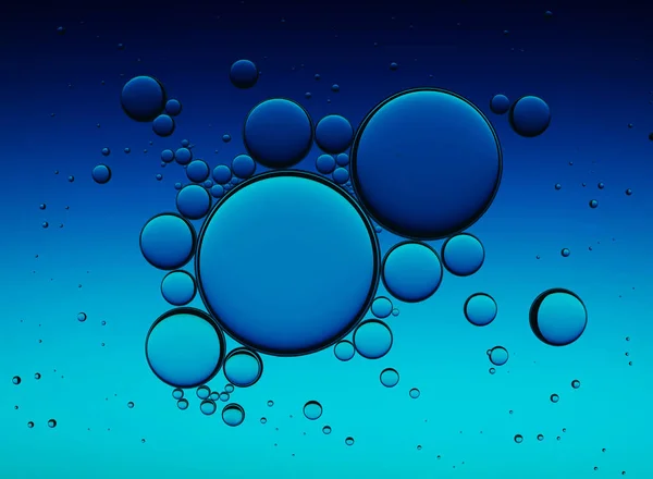 Bolhas de óleo isoladas em fundo branco, emulsão de colágeno Closeup na água. Ilustração. Gotas de soro de ouro . — Fotografia de Stock