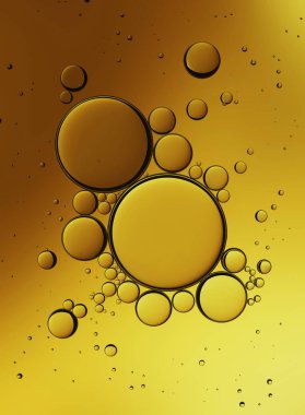 Beyaz arka planda, Closeup kollajen emülsiyon suda izole petrol kabarcık. Resimde. Altın Serum damlacıkları.