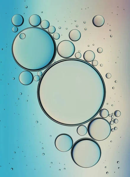 Burbujas de aceite aisladas sobre fondo blanco, primer plano emulsión de colágeno en el agua. Ilustración. Gotas de suero de oro . — Foto de Stock