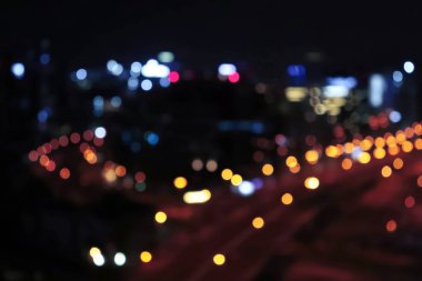 Şehir ışığı. Gece şehir ışık yaşam trafiği. Bulanık dur ışığı. Vintage gece şehir ışığı. Urban cityscape soyut hareket. Alacakaranlık gökyüzü arka plan.