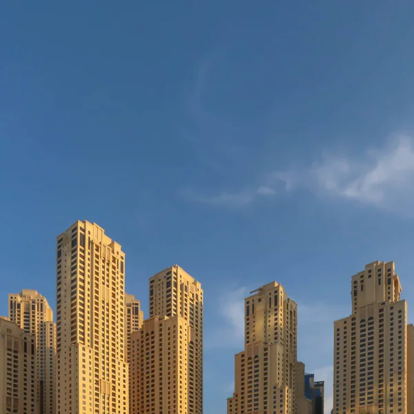 Dubai, Uae 25 Δεκεμβρίου 2018 Ντουμπάι ξενοδοχεία την καλοκαιρινή μέρα. — Φωτογραφία Αρχείου