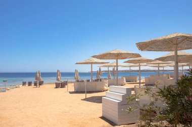 Deniz manzaralı, kumlu, güneşli sahil..