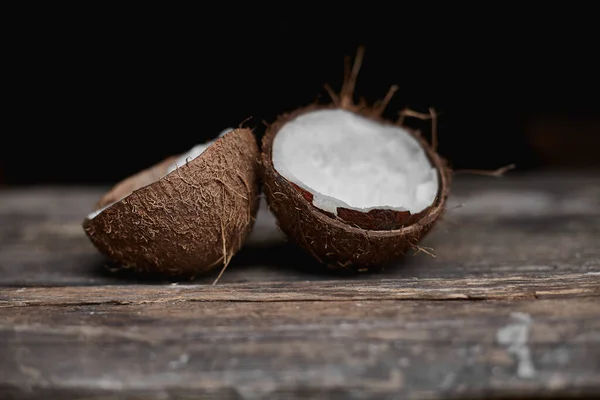 Mogen Halvskuren Kokosnöt Träbakgrund Mogen Halvskuren Kokosnöt Träbakgrund Kokosnötsgrädde Och — Stockfoto