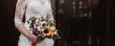 Gelinin elinde düğün buketi