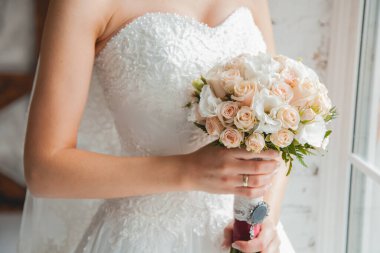 Gelinin elinde düğün buketi