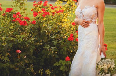 Gelinin elinde düğün buketi