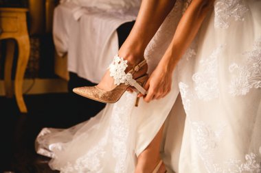 Gelin düğün için hazırlanıyor, boho stili.