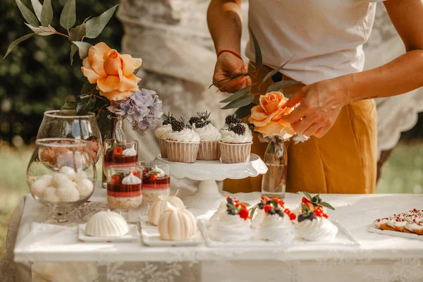 Delizioso Tavolo Dessert Ricevimento Nozze Giardino — Foto Stock