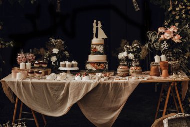 Çikolata. Çiçeklerle süslenmiş beyaz düğün pastası. Çilekli turta ve çöreklerle süslenmiş. Düğün için. Resepsiyon Turtaları