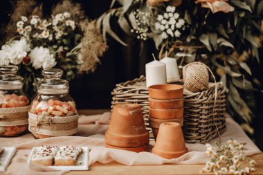 Çikolata. Çiçeklerle süslenmiş beyaz düğün pastası. Çilekli turta ve çöreklerle süslenmiş. Düğün için. Resepsiyon Turtaları