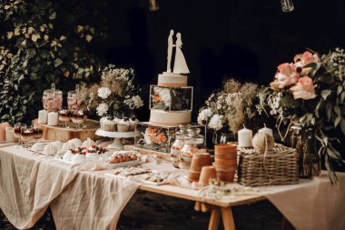 Çikolata. Çiçeklerle süslenmiş beyaz düğün pastası. Çilekli turta ve çöreklerle süslenmiş. Düğün için. Resepsiyon Turtaları