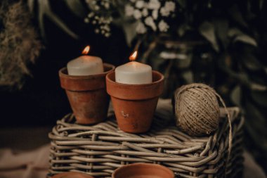 Çikolata. Çiçeklerle süslenmiş beyaz düğün pastası. Çilekli turta ve çöreklerle süslenmiş. Düğün için. Resepsiyon Turtaları