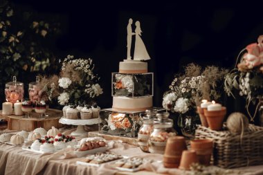 Çikolata. Çiçeklerle süslenmiş beyaz düğün pastası. Çilekli turta ve çöreklerle süslenmiş. Düğün için. Resepsiyon Turtaları