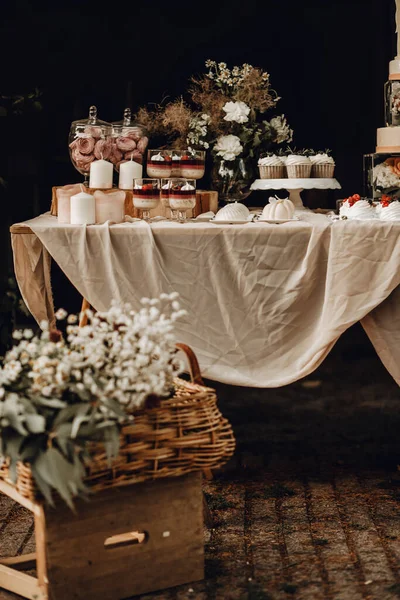 Bar Słodyczami Biały Tort Weselny Ozdobiony Kwiatami Stojącymi Świątecznym Stole — Zdjęcie stockowe