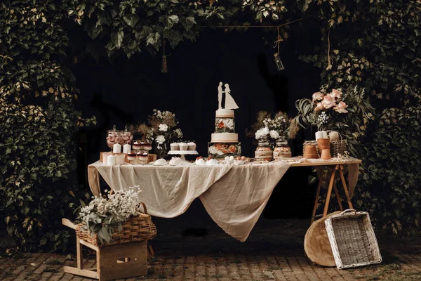 Una Barretta Torta Nuziale Bianca Decorata Fiori Piedi Tavolo Festivo — Foto Stock