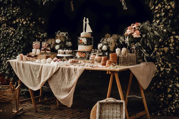 Цукерки Барі Білий Весільний Торт Прикрашений Квітами Стоять Святковому Столі — стокове фото
