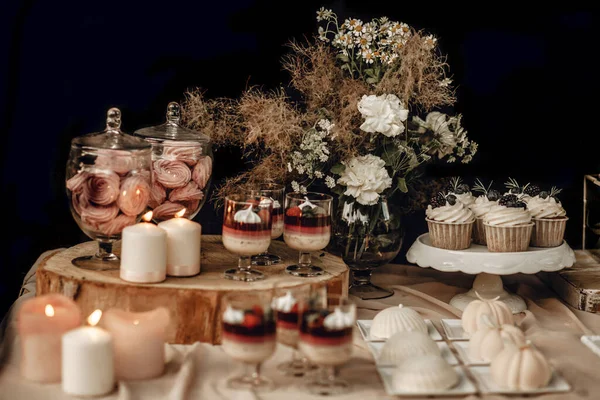 Bar Słodyczami Biały Tort Weselny Ozdobiony Kwiatami Stojącymi Świątecznym Stole — Zdjęcie stockowe