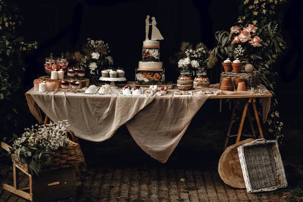 Una Barretta Torta Nuziale Bianca Decorata Fiori Piedi Tavolo Festivo — Foto Stock