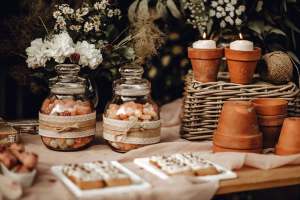 Una Barretta Torta Nuziale Bianca Decorata Fiori Piedi Tavolo Festivo — Foto Stock