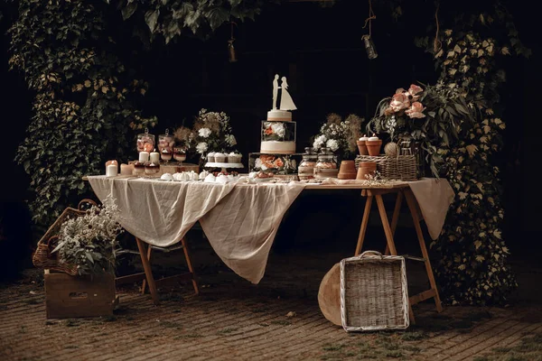 Candy Bar White Wedding Cake Decorated Flowers Standing Festive Table — Stock Photo, Image