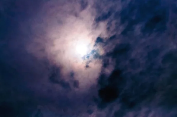 Güzel, sıradışı gökyüzü. Mavi bulutlar. Güneşin bulutların arkasında olduğunu.