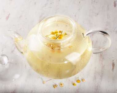 Bir çaydanlık papatya çiçeği ile dolu. İyileştirici ve lezzetli çay papatya ile