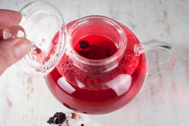 Bir su ısıtıcısı Karpat yaprakları ile dolu. Hibiscus iyileştirici ve lezzetli çay