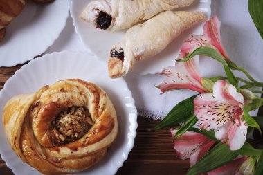 Pişirme ile natürmort. Homemade pişirme. Rustik natürmort ve bahar çiçekleri.