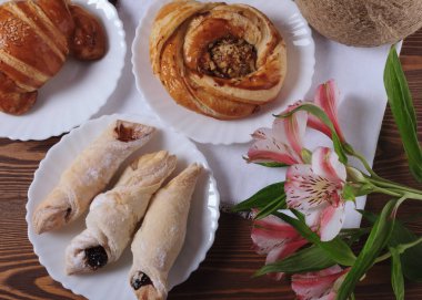 Pişirme ile natürmort. Homemade pişirme. Rustik natürmort ve bahar çiçekleri.