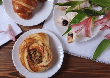 Pişirme ile natürmort. Homemade pişirme. Rustik natürmort ve bahar çiçekleri.