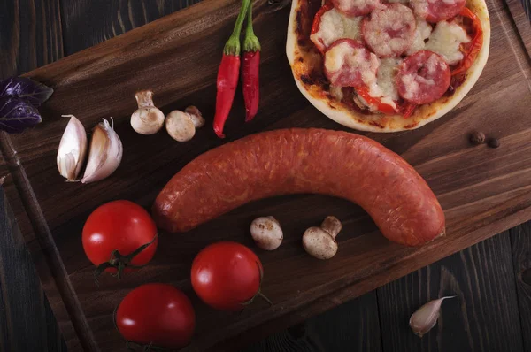 Gorące Smaczne Pizza Pieczarkami Kiełbasą Apetyczny Pizza Kuchnia Włoska — Zdjęcie stockowe