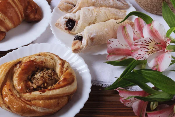 Pişirme ile natürmort. Homemade pişirme. Rustik natürmort ve bahar çiçekleri.