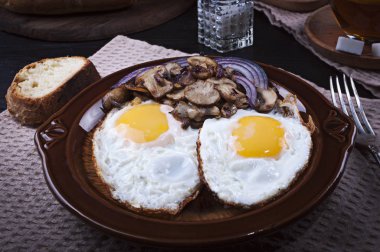 Sahanda yumurta Fried mantar.