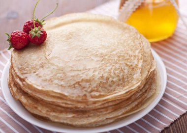 Bal ve çilek ile lezzetli gözleme.