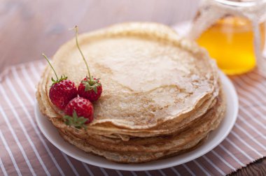 Bal ve çilek ile lezzetli gözleme.